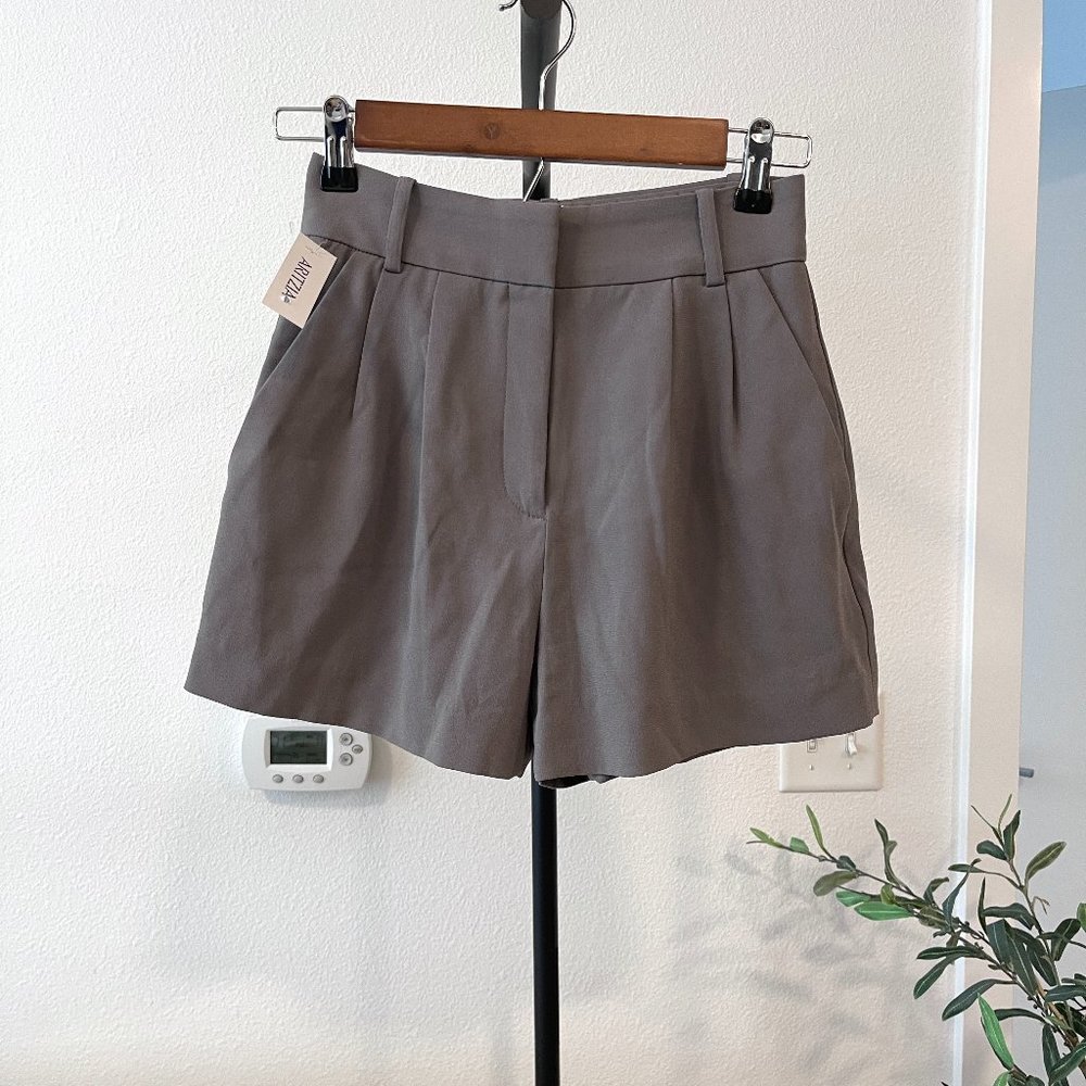 Aritzia Babaton Pleated 3" Short Japanese Crepe Grey | 2 NWT